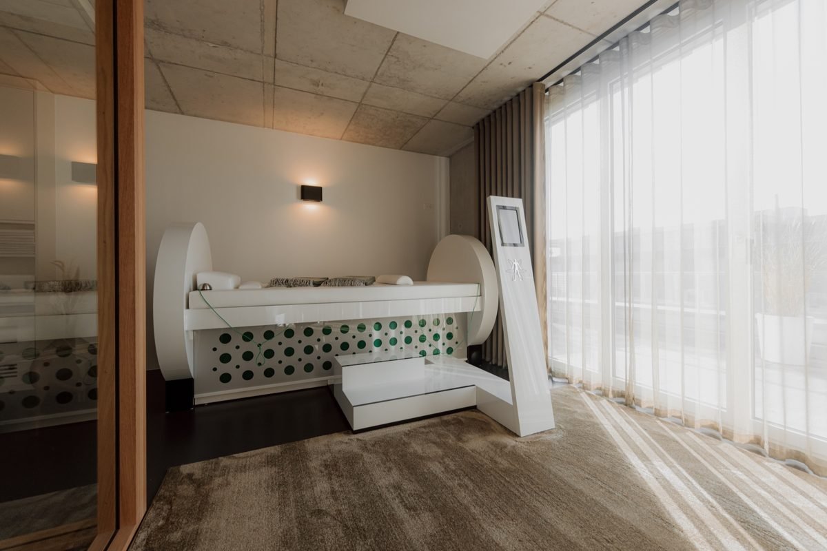 Full Body Charger Behandlungsraum mit Liege und Bedienstation bei CRYODYNAMIC