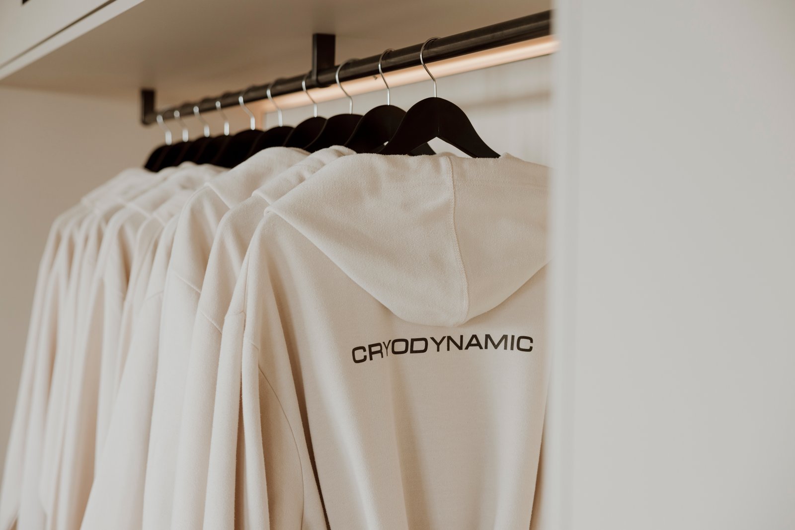 CRYODYNAMIC Hoodies auf schwarzen Bügeln