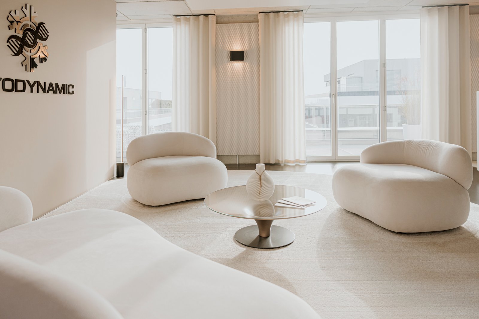 Lounge – Weisse Sofas mit CRYODYNAMIC Logo