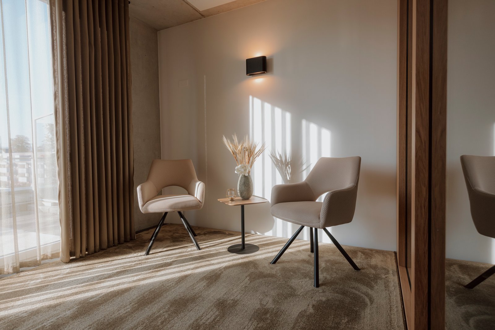 Wartebereich – Zwei Sessel mit warmem Licht